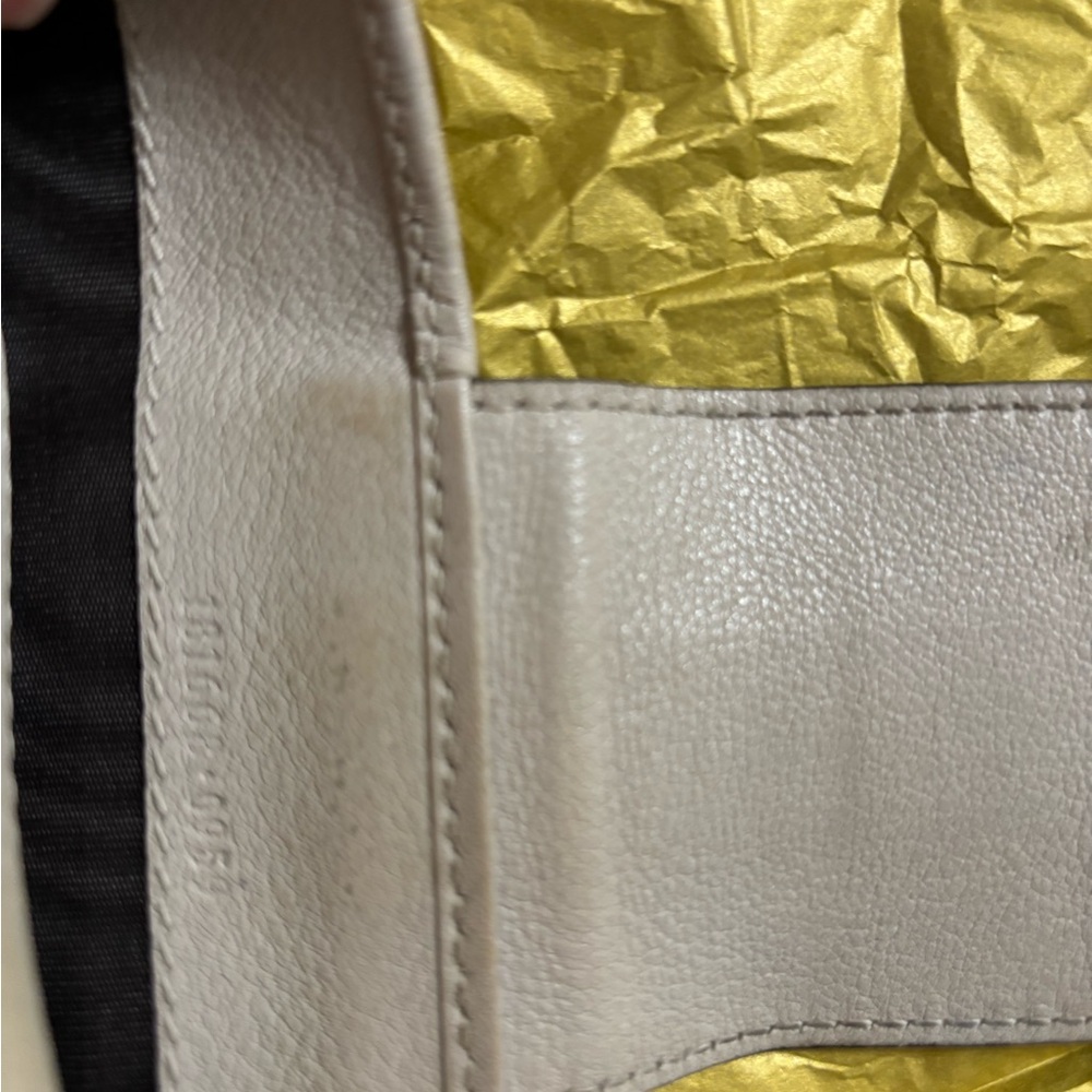 Gucci Cream Embossed Women's Wallet - Picture 5 of 6